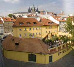 prag hotel u karlova na kampe hotelansicht