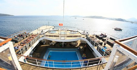 Easycruise Kreuzfahrt mit Pool auf Deck